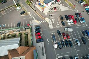 antenne visie van van luton super markt en auto parkeren, april 17e, 2023. Engeland uk foto