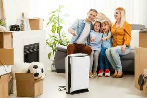 lucht luchtreiniger in leven kamer met gelukkig familie in beweging naar nieuw appartement foto