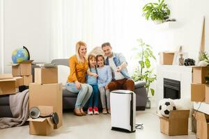 lucht luchtreiniger in leven kamer met gelukkig familie in beweging naar nieuw appartement foto
