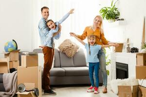 gelukkig familie in beweging huis met dozen in de omgeving van foto