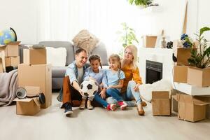 familie in beweging in hun nieuw huis foto