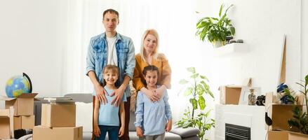 familie in beweging in hun nieuw huis foto