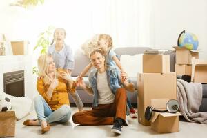 familie in beweging in hun nieuw huis foto