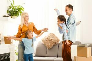 familie in beweging in hun nieuw huis foto