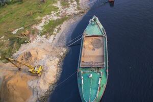 top visie van zand schotten schepen aan het wachten voor gelost in sitalakhya rivier, narayanganj, Bangladesh foto