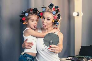 mooi jong moeder en haar dochter met haar- krulspelden zijn sp foto