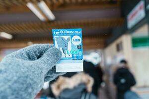 hand- Holding asahiyama dierentuin ticket in winter seizoen. mijlpaal en populair voor toeristen attracties in asahikawa, hokkaido, Japan. asahikawa, Japan, 3 februari 2023 foto