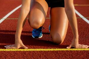 detailopname van vrouw poten Aan begin voordat jogging foto