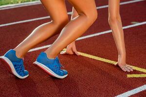 detailopname van vrouw poten Aan begin voordat jogging foto