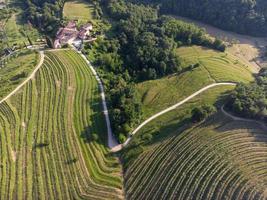 luchtpanorama van montevecchia prachtige terrassen foto