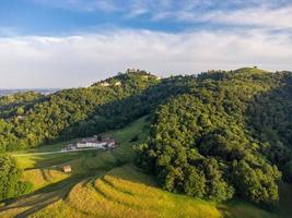 luchtfoto landschapsmening van het dorp montevecchia foto