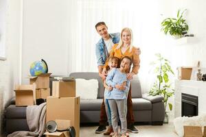 familie in beweging in hun nieuw huis foto