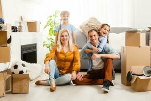 familie in beweging in hun nieuw huis foto