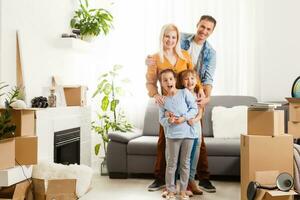 gelukkig familie in beweging huis met dozen in de omgeving van foto