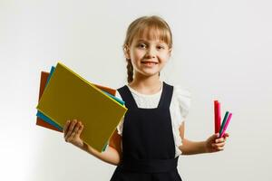 blond schoolmeisje houdt groot boek, schieten over- wit achtergrond foto