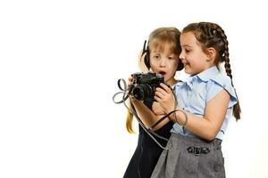 twee nieuwsgierig vriendelijk schoolmeisjes aan het kijken foto's Bij breken foto