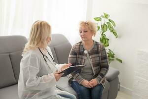 oud vrouw en de zoet jong dokter foto