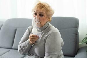 ziek ouderen vrouw maken inademing foto