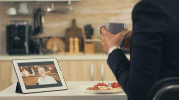 bedrijf vrouw Aan een video telefoontje met haar moeder gedurende ontbijt. gebruik makend van modern online internet web technologie naar babbelen via webcam videoconferentie app met familieleden, familie, vrienden en collega's foto