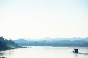 prachtig berglandschap van de mekong rivier foto