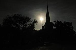 silhouetpagode in wat chalong of chaitharam-tempel in phuket, thailand foto