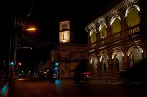 chino Portugese klokkentoren in de oude stad van phuket, thailand foto