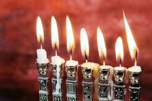 beeld van Joods vakantie Chanoeka achtergrond met menora traditioneel kandelaar brandend kaarsen foto