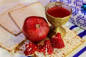 Rosh hashanah Joods vakantie matzoh Pascha brood granaatappel foto
