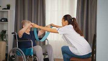 ongeldig senior vrouw in rolstoel aan het doen rehabilitatie met bijstand van dokter. opleiding, sport, herstel en tillen, oud persoon pensioen huis, gezondheidszorg verpleging, Gezondheid steun, sociaal bijstand, dokter en huis onderhoud foto