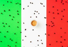 creatief lay-out gemaakt van kop van koffie en koffie bonen Aan vlag van Italië net zo een achtergrond. minimaal koffie concept. modieus espresso idee. uniek vlak leggen samenstelling. koffie stijlvol. foto
