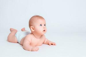 schattig baby meisje Aan wit achtergrond met isolatie foto