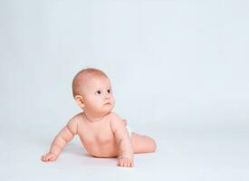 schattig baby meisje Aan wit achtergrond foto