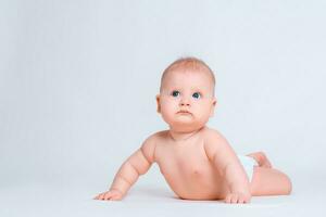 schattig baby meisje Aan wit achtergrond foto