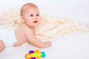 schattig baby meisje Aan wit achtergrond foto