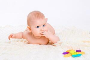 schattig baby meisje Aan wit achtergrond foto