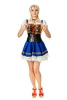 vol lengte portret van een blond vrouw met traditioneel kostuum Holding bier bril geïsoleerd Aan wit achtergrond. foto