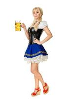 vol lengte portret van een blond vrouw met traditioneel kostuum Holding bier bril geïsoleerd Aan wit achtergrond. foto