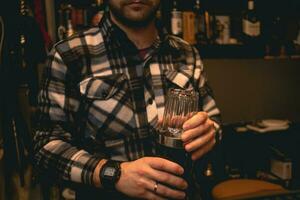 barman Holding shaker en glas, menging ingrediënten voor cocktail foto