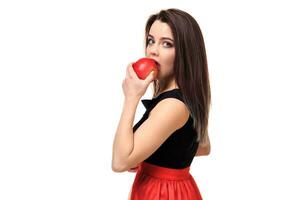 mooi jong glimlachen vrouw Holding een appel in haar handen Aan een wit achtergrond isolatie foto