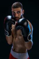 dubbele arm blok. boksen trainer tonen defensief technieken. gevecht sport, strijd club. foto