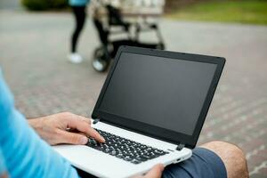 detailopname schot van knap man's handen aanraken laptop computer scherm. foto