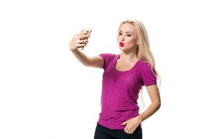 blond aan het doen selfie Aan geïsoleerd wit achtergrond foto