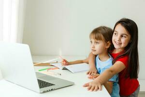 mooi elegant schoolmeisjes aan het studeren wiskunde gedurende haar online les Bij huis, sociaal afstand gedurende quarantaine, zelfisolatie, online onderwijs concept foto