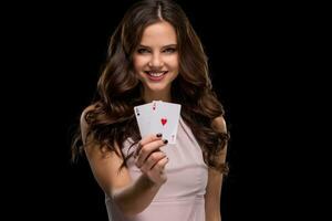 aantrekkelijk jong vrouw Holding de winnend combinatie van poker kaarten foto