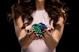 sexy vrouw in een chique voorzichtig roze jurk Holding gekleurde poker chips. vrouw winnend foto