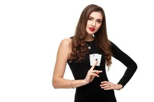 sexy gekruld haar- brunette poseren met twee azen kaarten in haar handen, poker concept isolatie Aan wit achtergrond foto