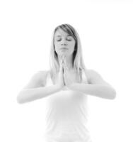 een vrouw is aan het doen yoga in een wit kamer foto