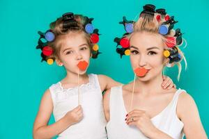 grappig familie moeder en haar kind dochter meisje met een papier accessoires. foto