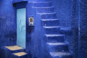 straten en gekleurde huizen, visie van de stad straat waar allemaal gebouwen zijn geschilderd enkel en alleen in blauw, de buurten geschilderd in levendig blauw kleuren foto