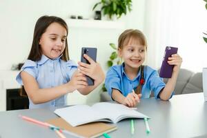 aan het leren van huis, huis school- kind concept. weinig kinderen studie online aan het leren van huis met laptop. quarantaine en sociaal afstand nemen concept. foto